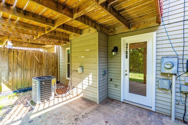 Building Photo - 1708 Ithaca Ln