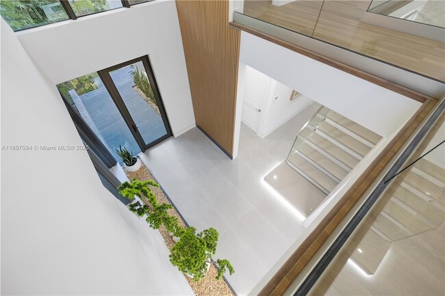 Building Photo - 807 SW 12th Ave