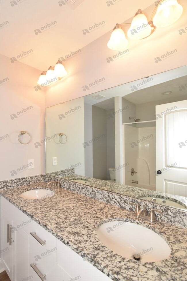 Building Photo - Like new 3 bed/3 bath single-family home f...