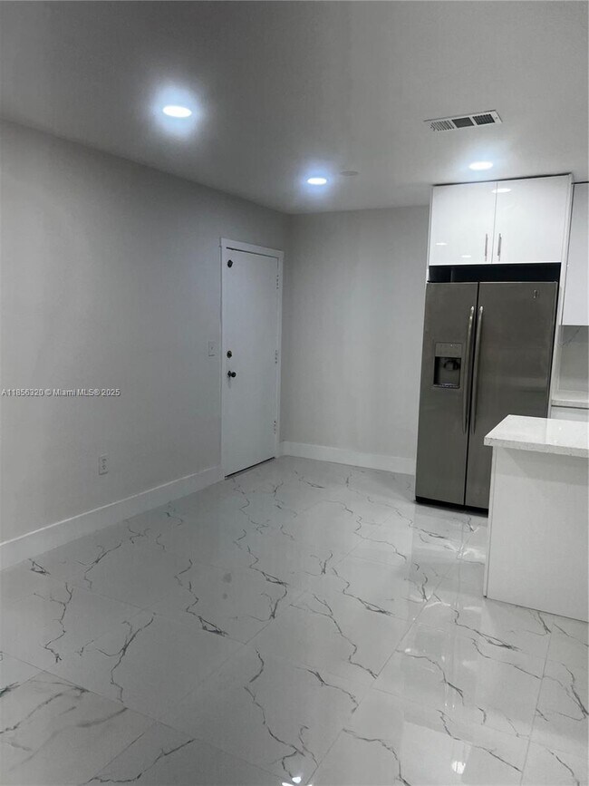 Building Photo - 9402 SW 77th Ave