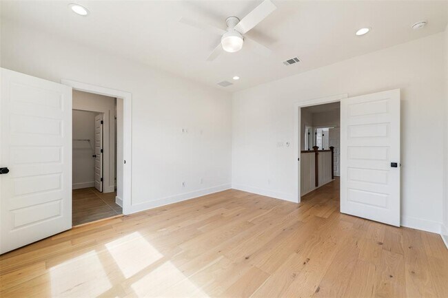 Building Photo - 302 East Dr