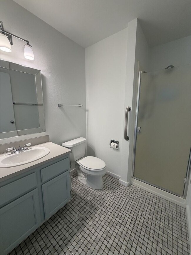 Building Photo - **Bright & Updated 2-Bedroom Condo with Water View in Friday Harbor!**