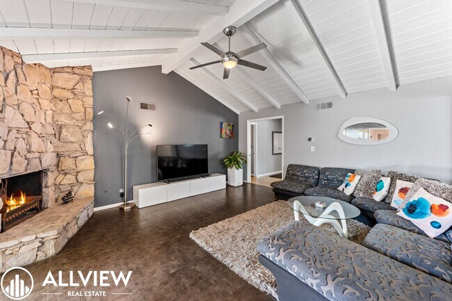 Building Photo - Exquisite 4 Bed 2.5 Bath Home in Orange!
