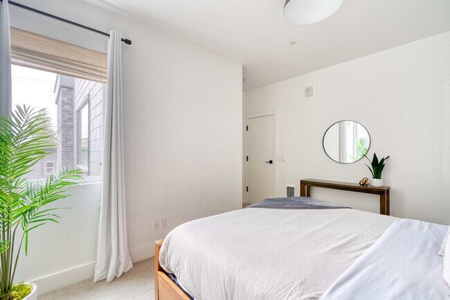 Building Photo - 4980 N Vancouver Ave