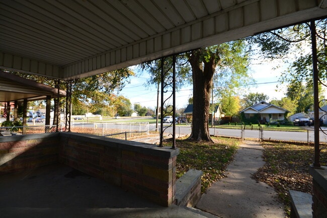 Building Photo - 3 Bedroom Home with lots of EXTRAS