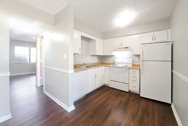 Building Photo - 621 Westport Rd