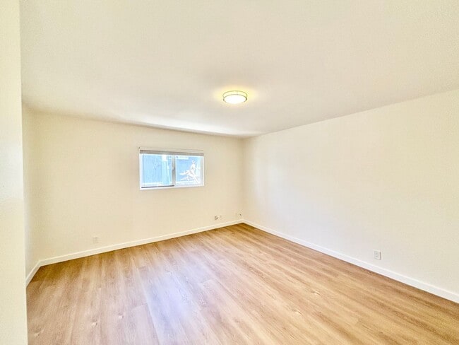 Building Photo - Silver Strand Beach | 4 Bed | 2 Bath | Bea...