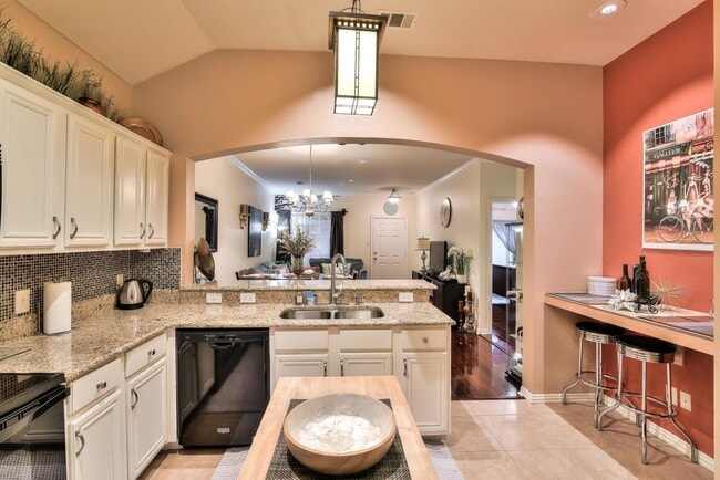 Building Photo - Apartment for Rent