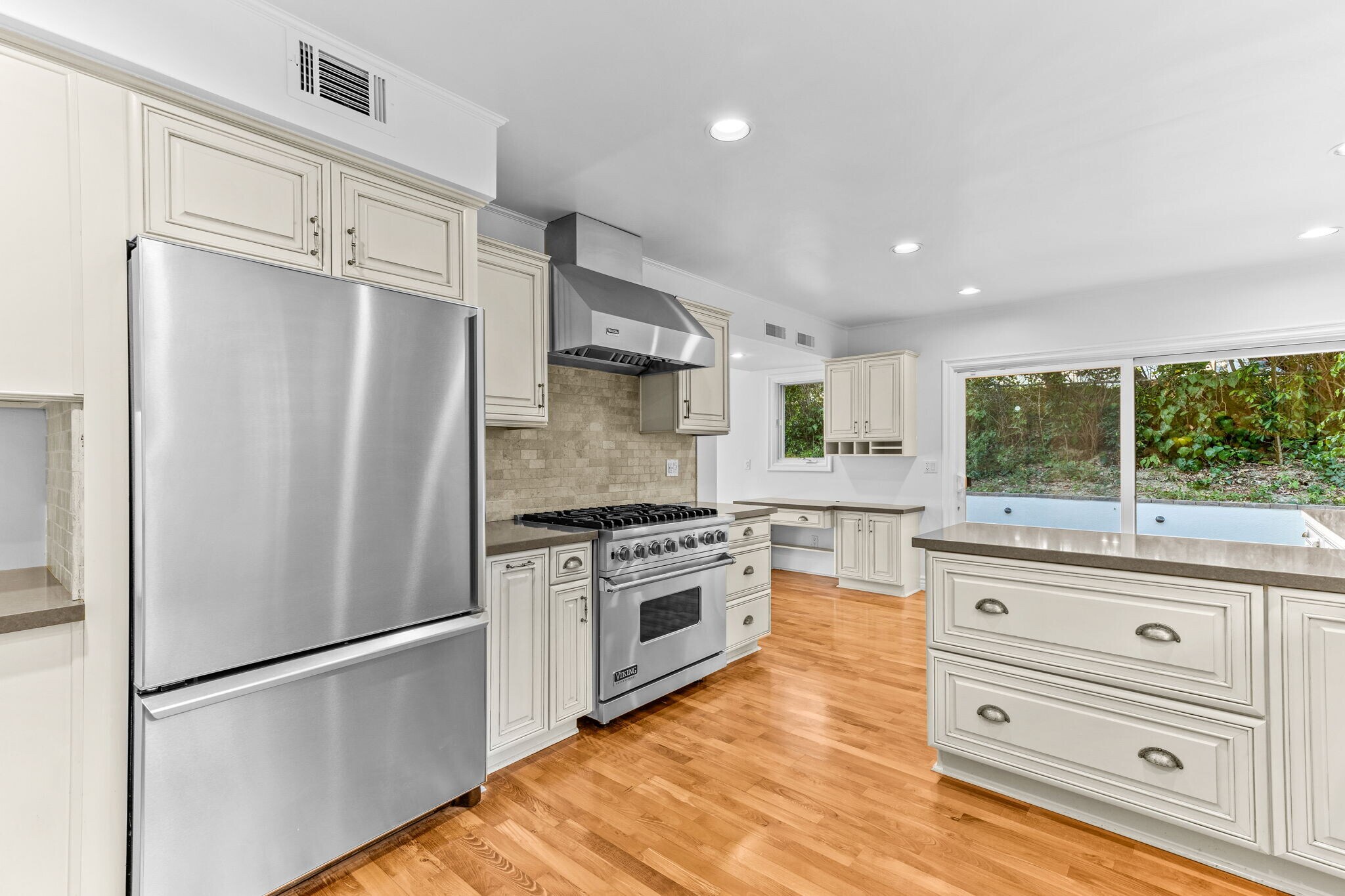 Building Photo - 4920 Tarzana Woods Dr