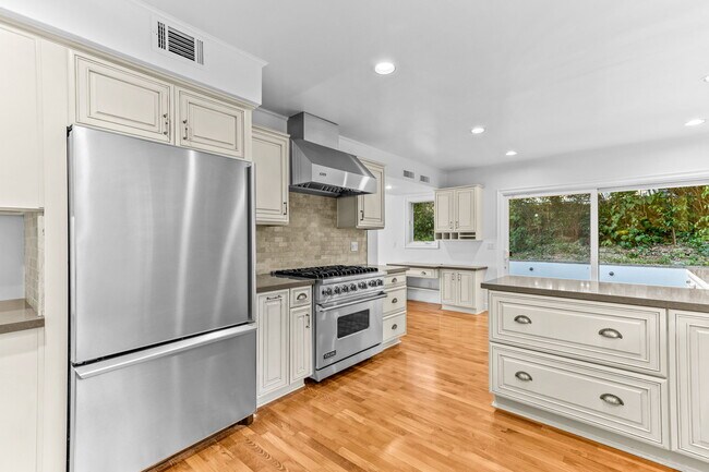 Building Photo - 4920 Tarzana Woods Dr