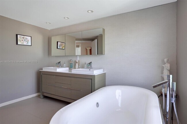 Building Photo - 5025 Collins Ave