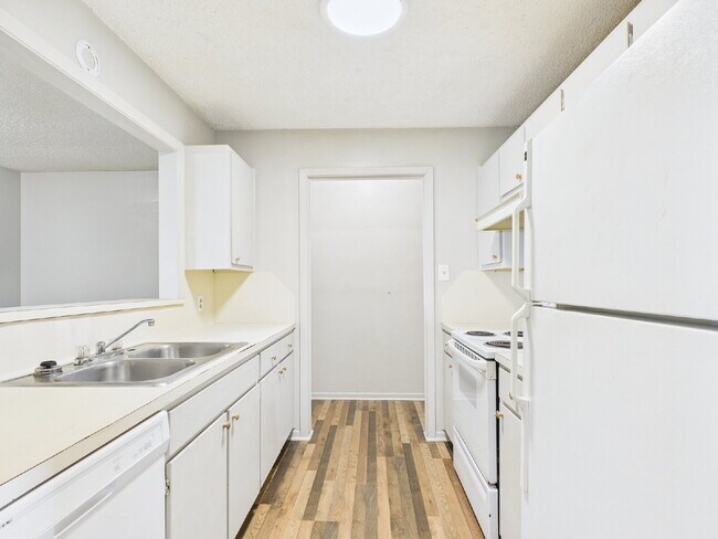 Building Photo - 2/1 Upstairs Unit Ready Now
