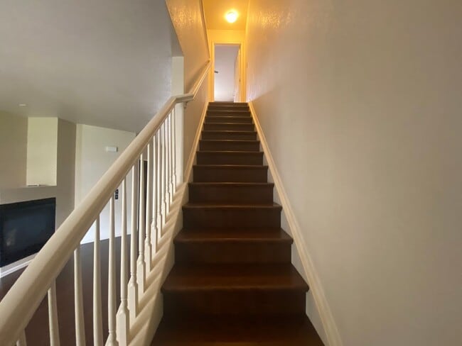 Building Photo - Beautiful 2 Bedroom 2 1/2 Bath Townhome in...