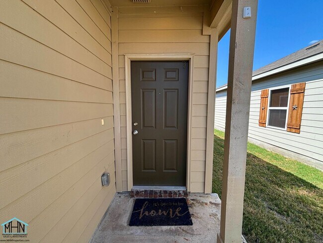 Building Photo - Inviting 3-bedroom, 2-bathroom House, Epitome of Comfort and Style!