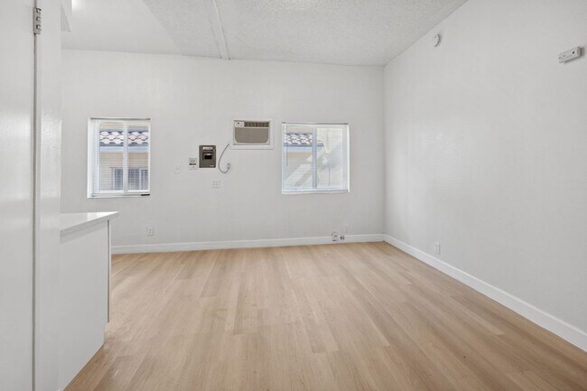 Building Photo - This updated and spacious 1 bedroom / 1 ba...