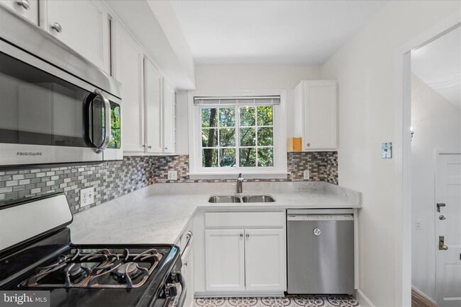 Building Photo - 3226 Gunston Rd
