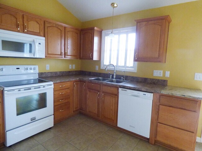 Building Photo - Beautiful 3 BR, 2 Bath Home, All Electric, Vaulted Ceilings, Walk-In Closets, Garage