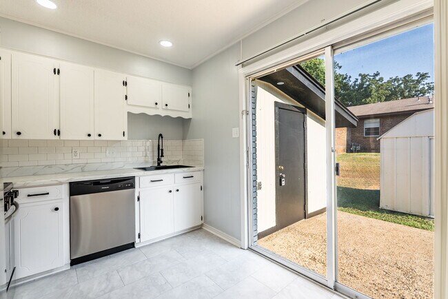Building Photo - 9000 Woodbine Dr