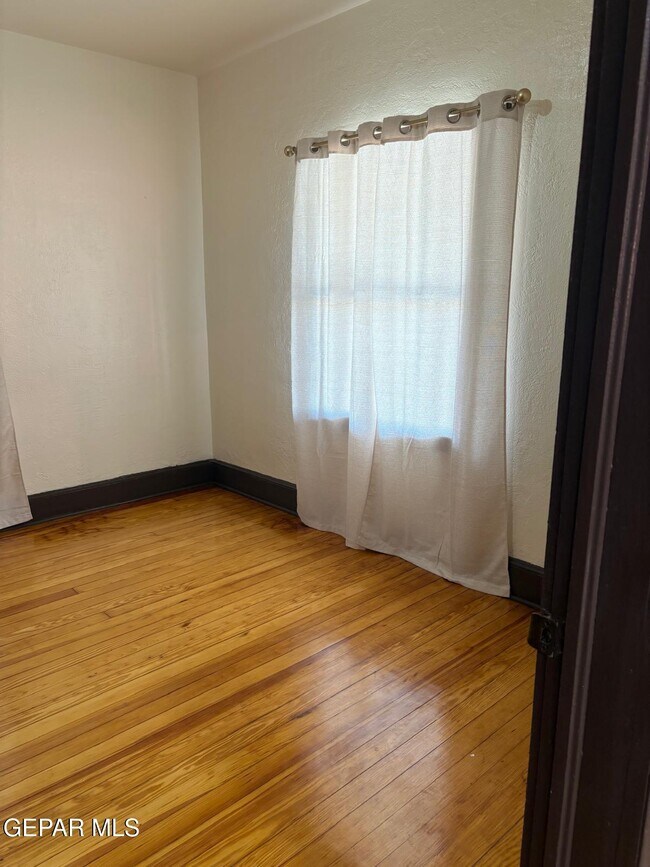 Building Photo - 3418 Pershing Dr