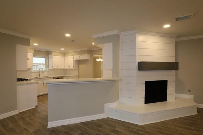 Building Photo - 511 Rosewood Dr