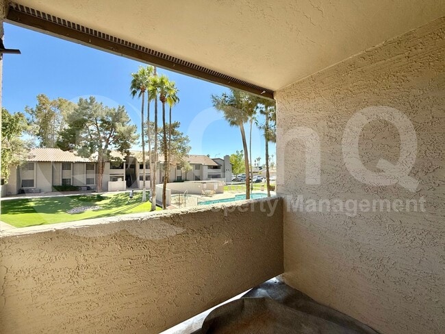 Building Photo - 533 W Guadalupe Rd