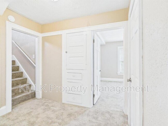 Building Photo - 84 E Mapledale Ave