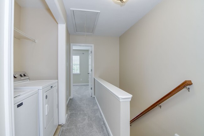 Building Photo - 2 Bedroom 2.5 Bath Townhouse