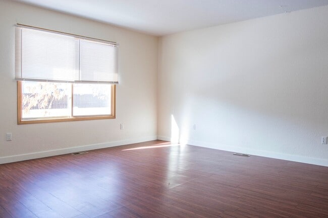 Building Photo - Ranch Style 3 Bedroom Home by Main Street Windsor!