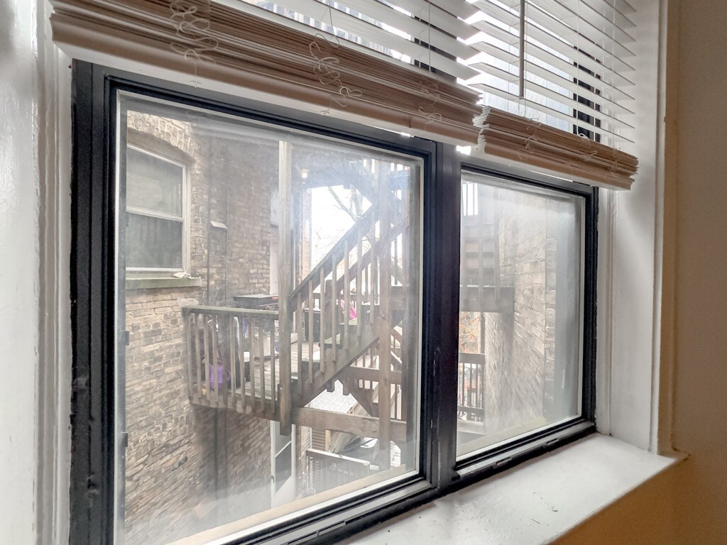 Building Photo - 917 W Waveland Ave