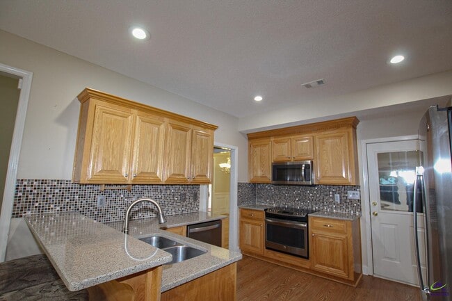 Building Photo - 221 Hummingbird Ln