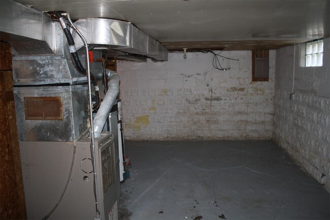 Building Photo - 118 6th St W