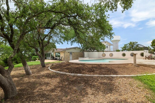Building Photo - 3935 Lago Vista Dr