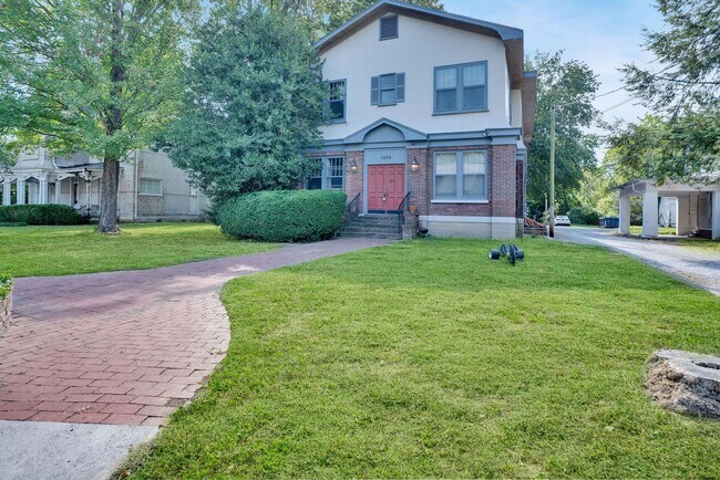 Building Photo - Charming Historic 2BR Apartment with Garag...