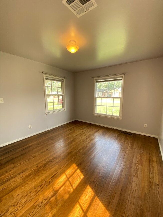 Building Photo - Cute 2 Bed 1 Bath in The Village