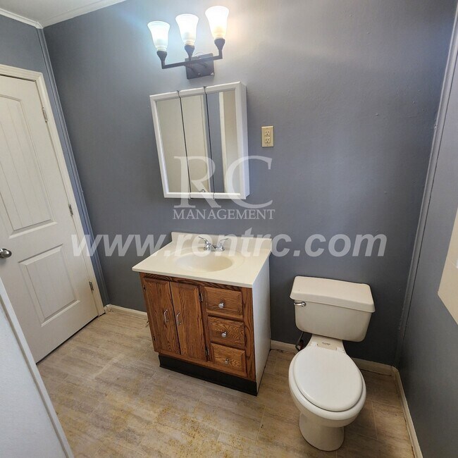 Building Photo - 210 Lindenwood-