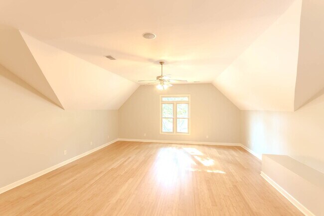Building Photo - 5 Bedroom Home in Hermitage! Backs Up To T...