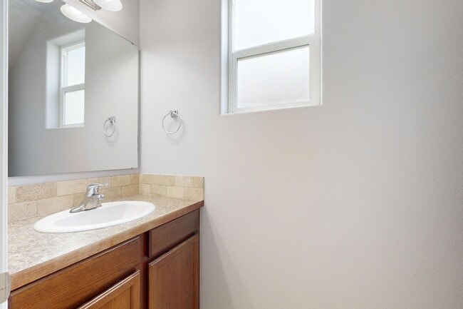 Building Photo - Beautifully maintained 3 bedroom 2.5 bath home