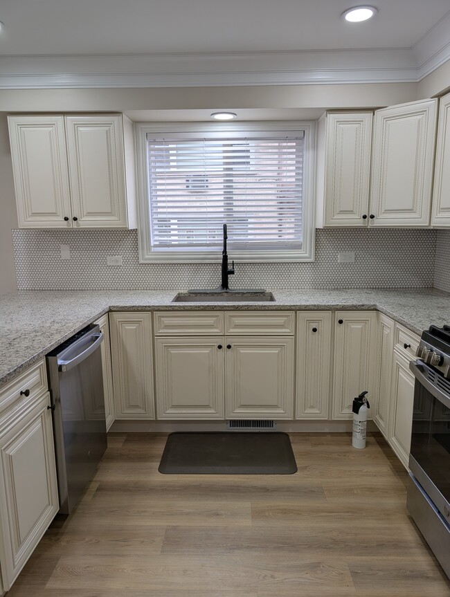 Beautiful, updated kitchen - 4530 Sunnyside Ave