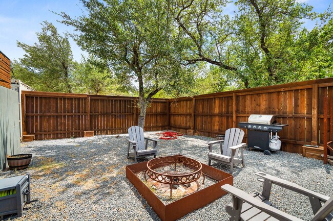 Building Photo - 9801 Mor Dr