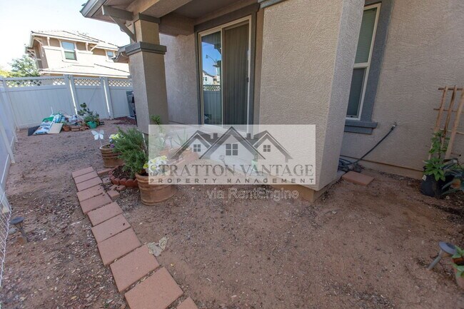 Building Photo - 928 S Hawk Ln