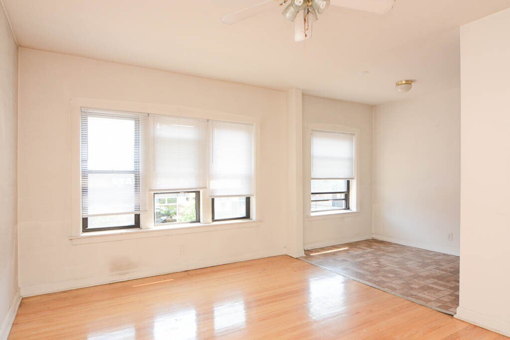 Building Photo - 2249 W Wilson Ave