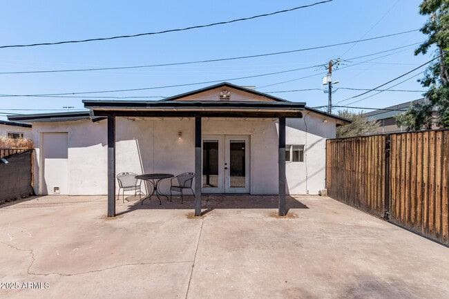 Primary Photo - 1614 E Roma Ave