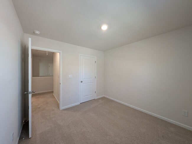 Building Photo - Gorgeous , New Townhome  located in Mallar...