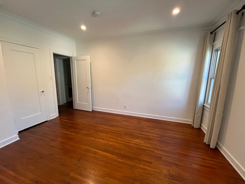 Building Photo - 107 N Mansfield Ave
