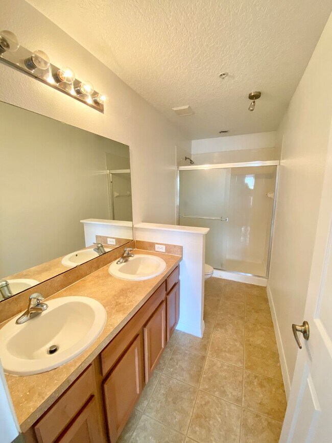 Building Photo - 3/2.5 Townhouse For Rent in SouthMeadow