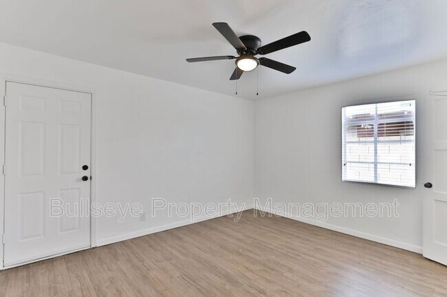 Building Photo - 2129 W Weldon Ave