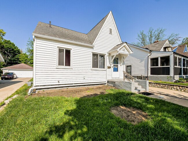 Building Photo - Charming 3 Bedroom Home Available in Quiet Pontiac Neighborhood