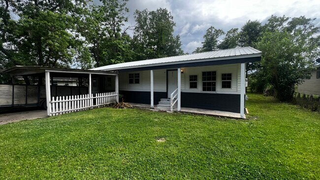 Building Photo - 104 W Evergreen St