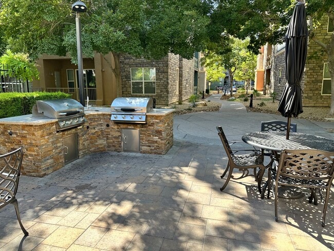 Building Photo - Guard Gated 2 Bed/2 Bath Condo w/Resort St...