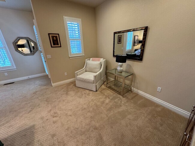 Building Photo - Amazing Lone Tree Home!